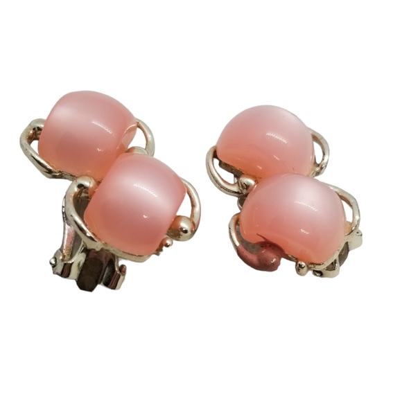 VINTAGE GOLDTONED & PINK MOONGLOW LUCITE CLIP ON EARRINGS - Picture 5 of 6